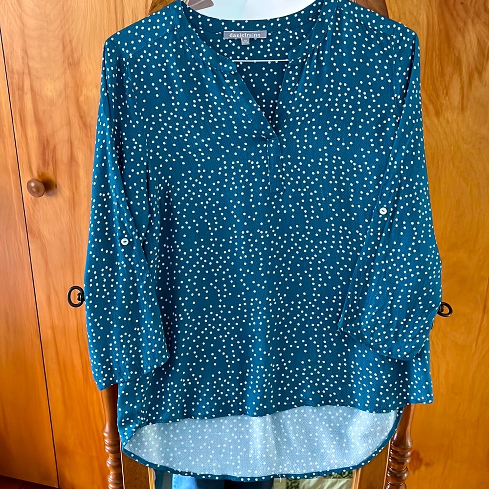 Cute size PM Daniel Rainn silky top. Teal with white polka dots.